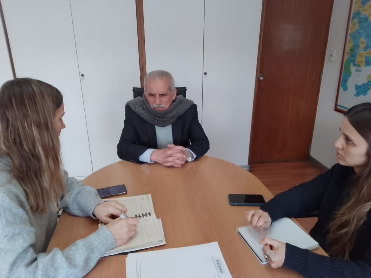 Ricardo Marino junto a Juliana Preteigne y su equipo.