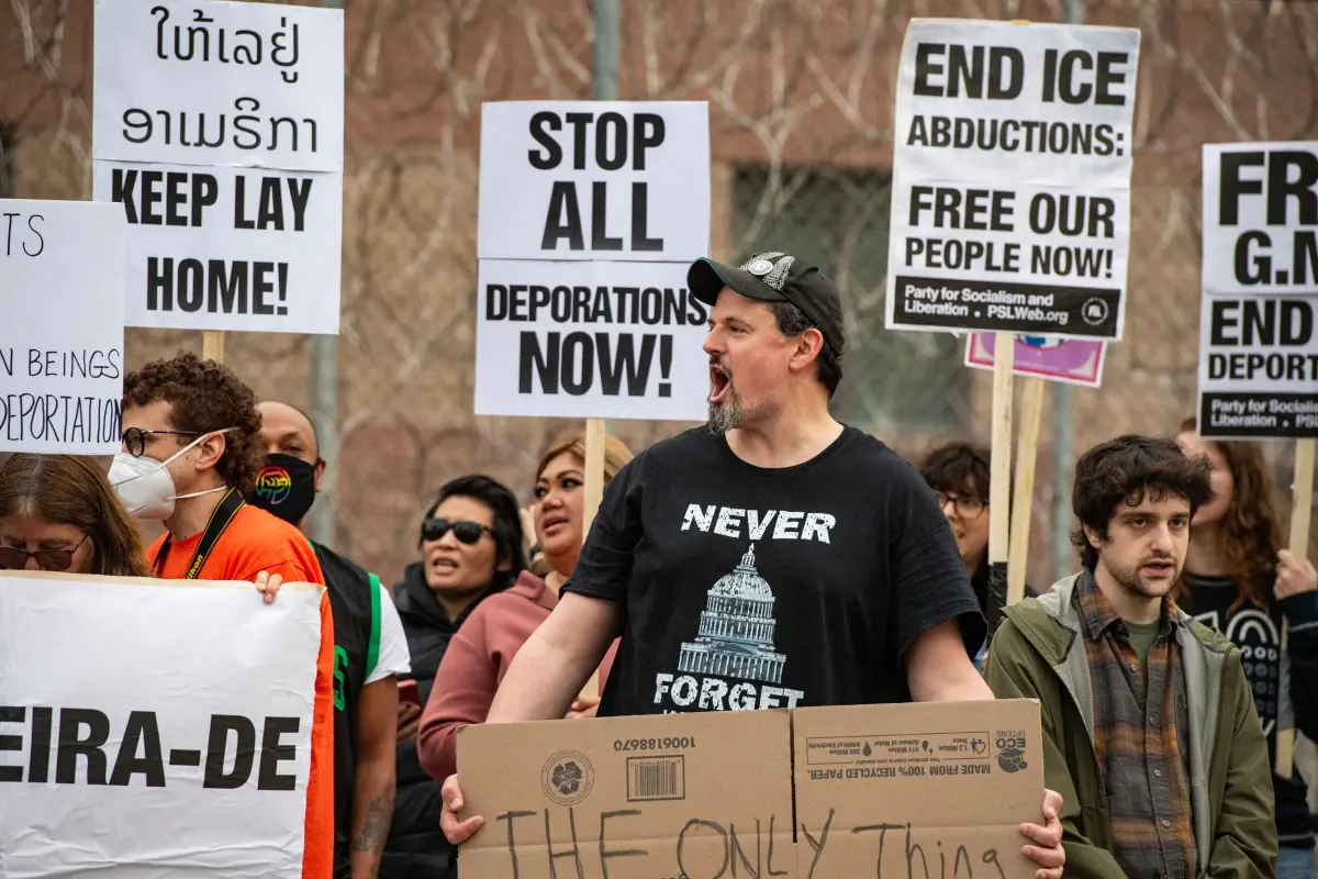 ¡DESATADOS! Agentes del gobierno Trump CAZAN  MIGRANTES en restaurantes de Washington