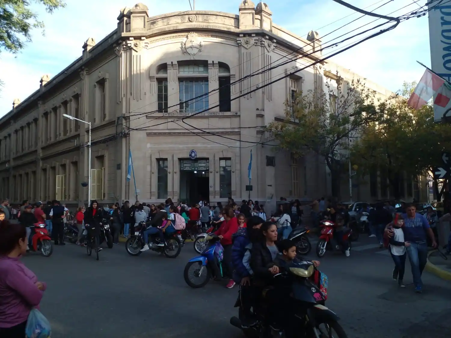 Golpes, gritos, escupitajos y amenazas: así fue al ataque de una madre a Valeria González, la directora de la secundaria 8