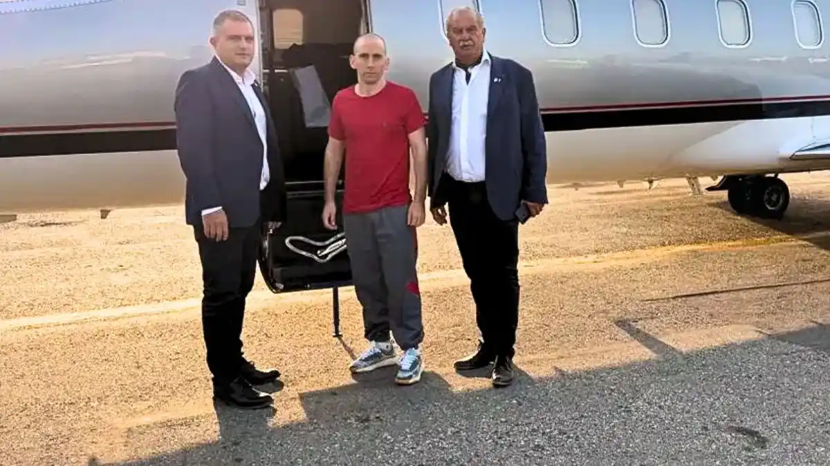 Nahuel Gallo, al pie del avión que lo llevó a Buenos Aires. Junto a él, Luciano Nakis y Fernando Isla Casares, dirigentes de la AFA.