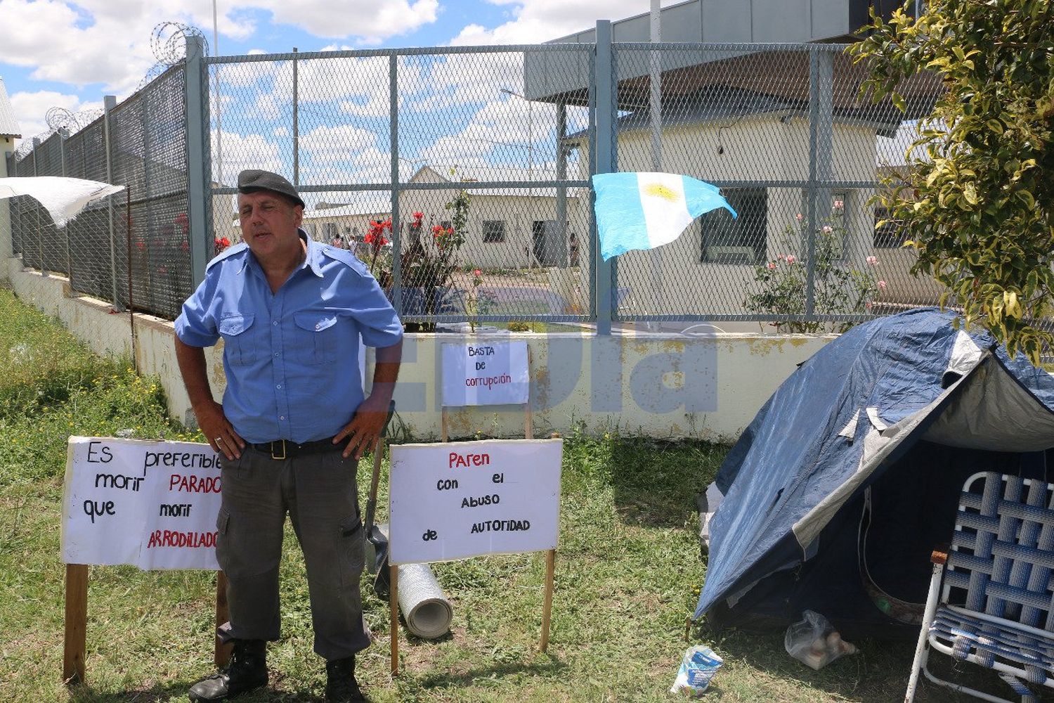 Un suboficial se atrincheró con una carpa frente a la Unidad Penal N° 9