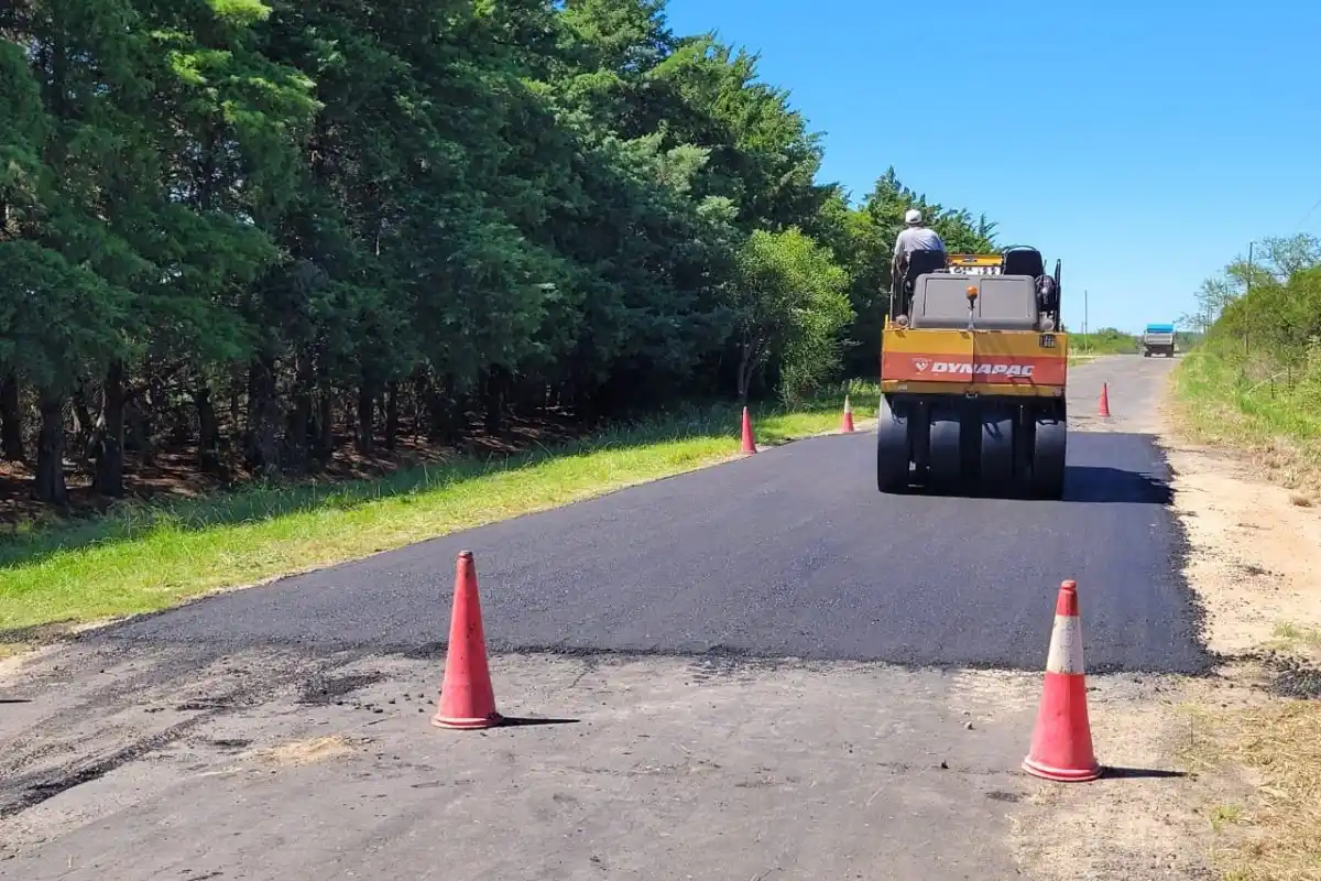 Realizan obras de bacheo en el camino a Ñandubaysal
