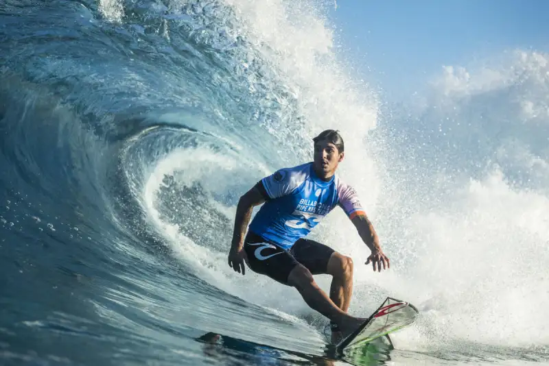 Gabriel Medina impresionó al mundo del deporte al dominar la mejor ola de la historia olímpica.