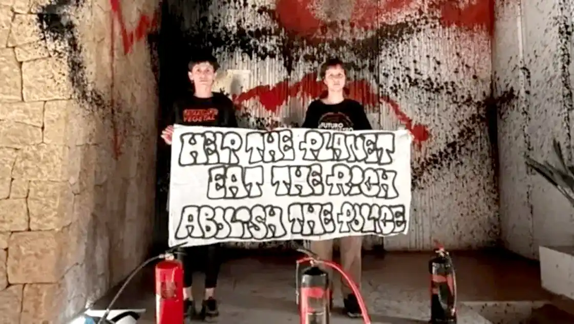 Milei apuntó contra "los comunistas" tras la vandalización de la casa de Messi en Ibiza