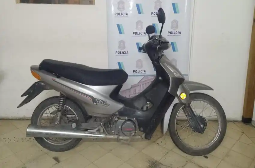 Rompieron el traba volante y se robaron una moto: fueron detenidos