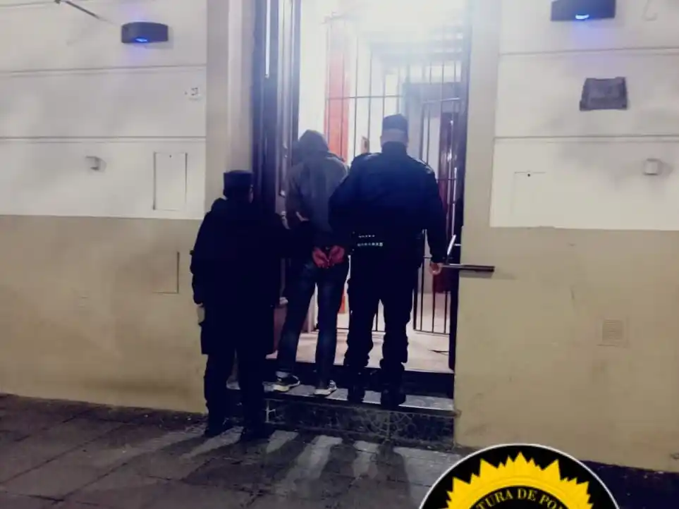 Detienen a un hombre por violar una orden de restricción en Victoria