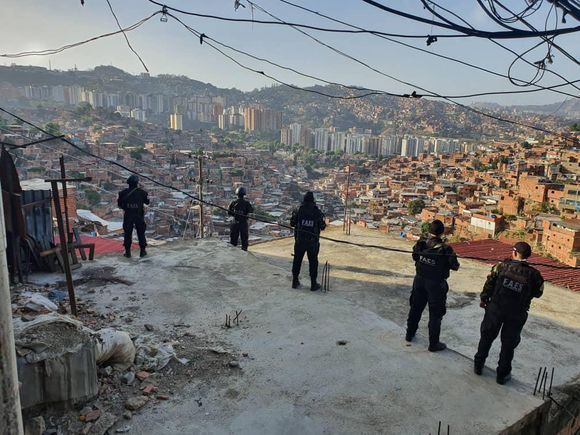 ¡NO PERTENECE A EL WILEXIS! Tiroteo en Petare deja un muerto y un policía herido