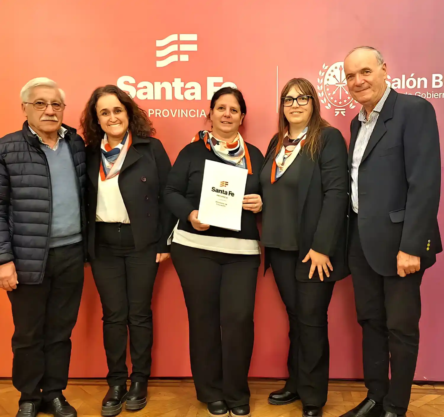 Norberto Gizzi (derecha) mostró su satisfacción tras la firma del convenio.