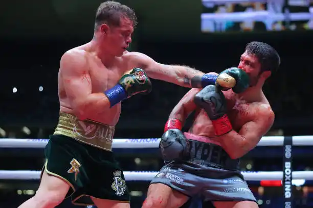"Canelo" Álvarez retuvo los títulos ante Ryder