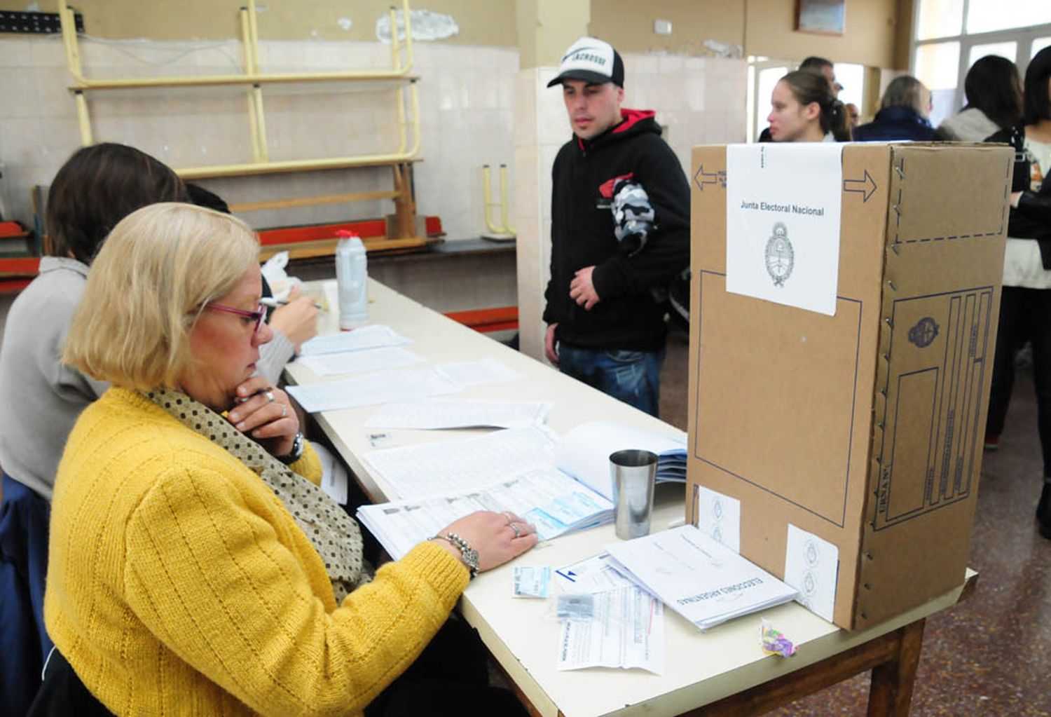 Cerraron los comicios y las fuerzas políticas aguardan los resultados