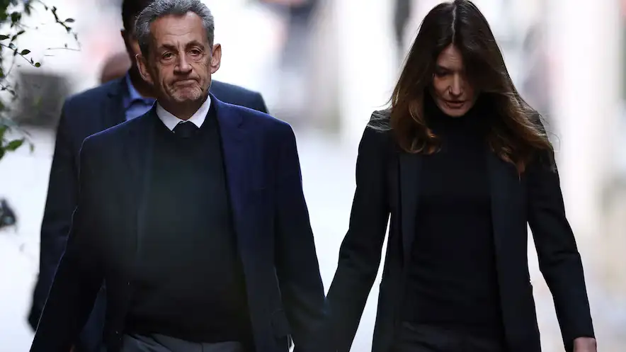 Sarkozy abandonó su residencia en la capital acompañado por su esposa  y su equipo de abogados (foto: Sarah Meyssonnier)