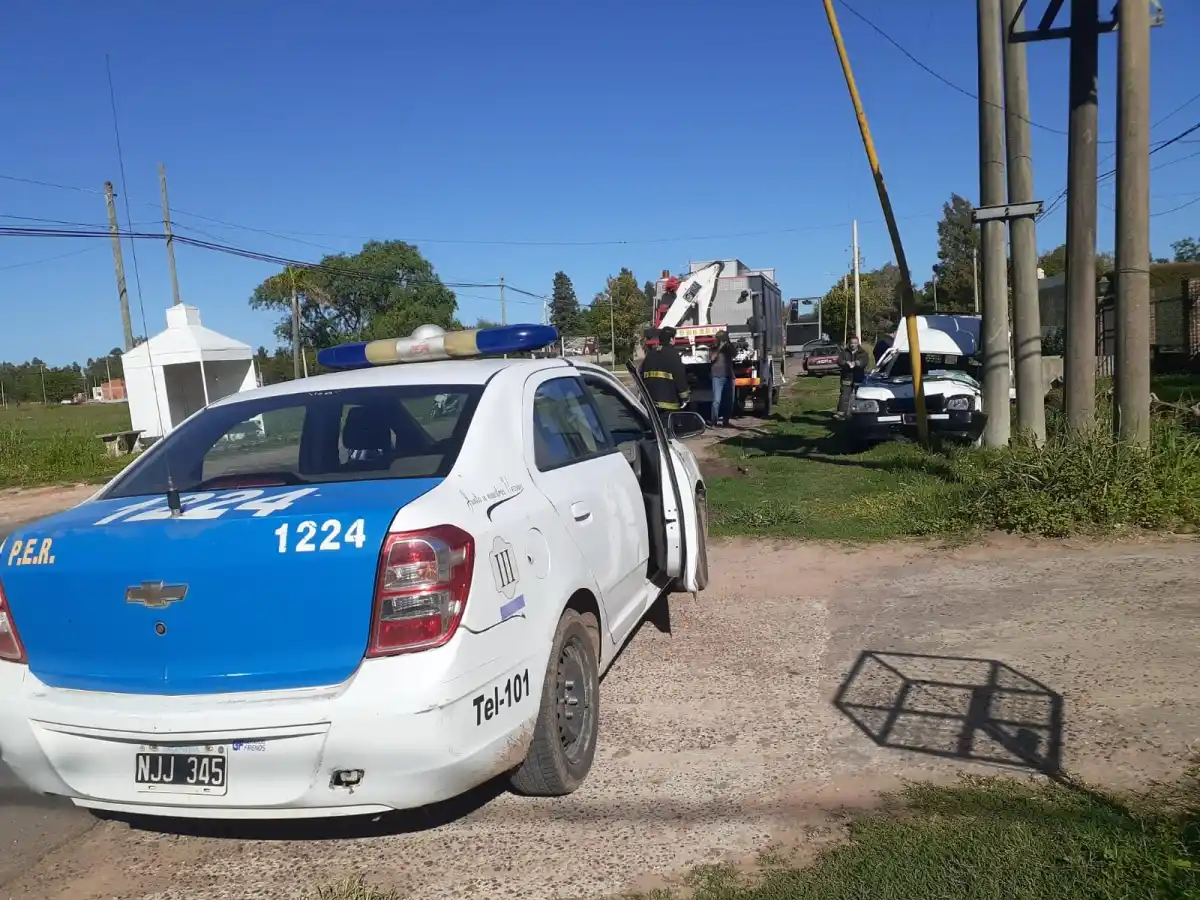 Quiso esquivar a otro auto pero terminó estampado contra una columna: fue hospitalizado de urgencia