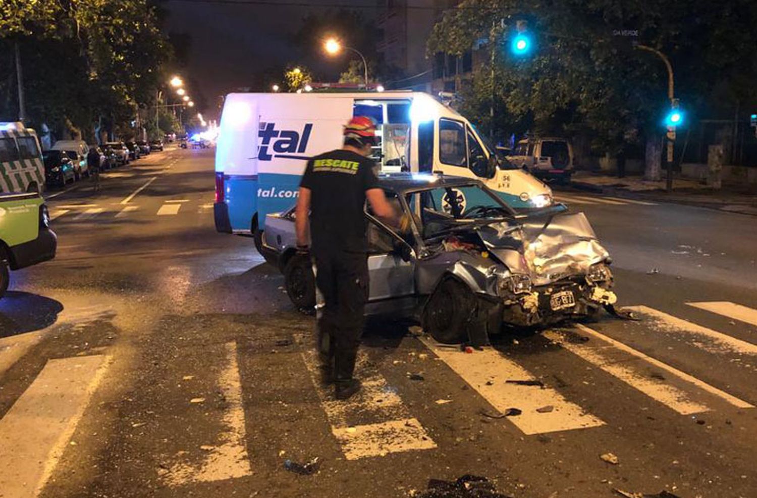 Intentaba cruzar la avenida Colón y lo embistieron: un herido