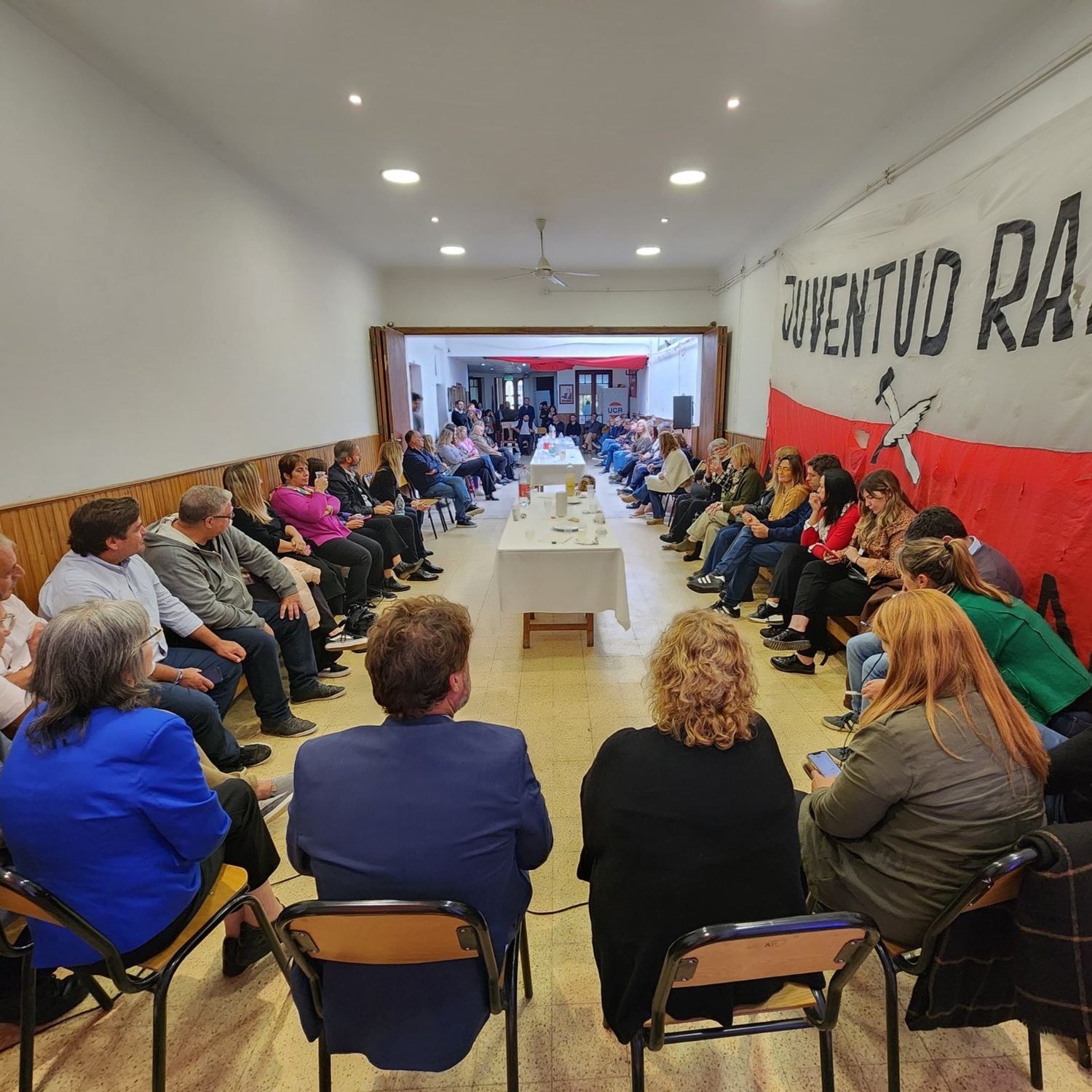 Uno de los encuentros de los legisladores en un comité radical