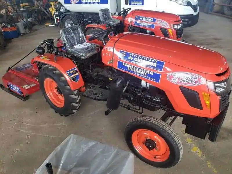 Luego de la entrega de tractores a la comuna comprarán tanques de agua comunitarios