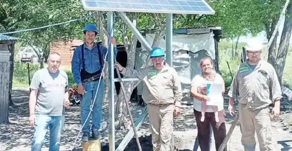 Instalan kits fotovoltaicos para garantizar el acceso a la energía en zonas rurales