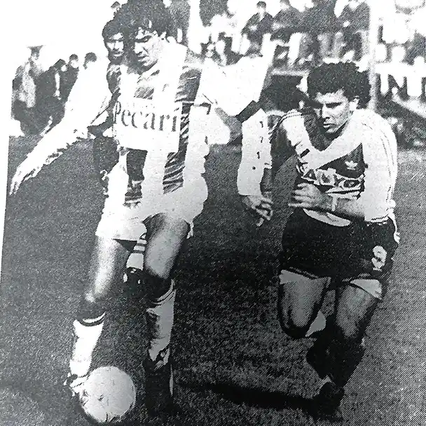 Jorge Augusto Racich se lleva el balón ante la cercana presencia del delantero uruguayo Néstor Gabriel Cedrés. Entretenido espectáculo ayer en las “Aguas Corrientes”