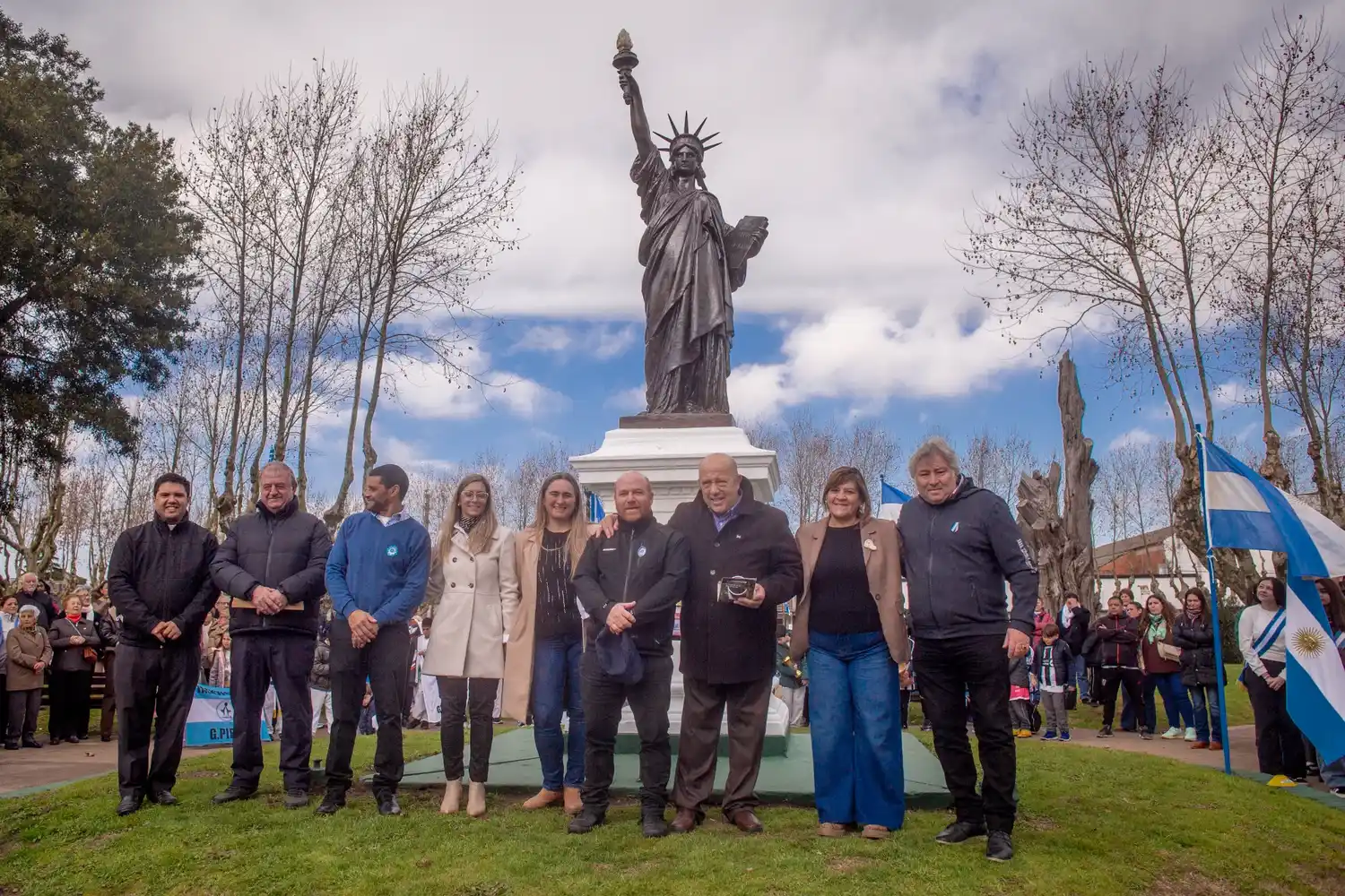 Durante el acto se realizó el tradicional desfile institucional y la inauguración de la restauración de la histórica Estatua de la Libertad.