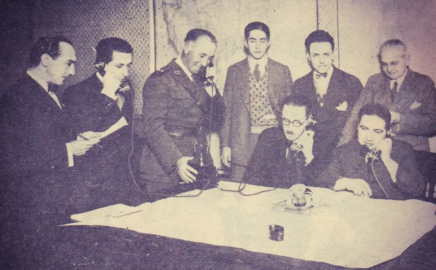 Fotografía: Junio de 1932: Momento histórico en que se realiza la primera comunicación telefónica
entre Concordia y Buenos Aires, en la sede de la Compañía Entrerriana de Teléfonos de nuestra ciudad.