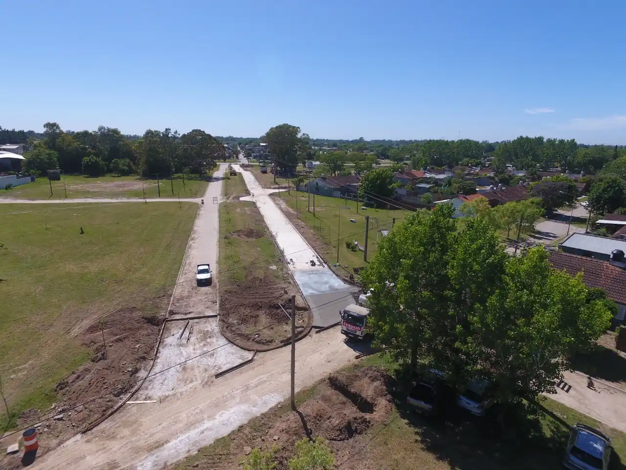 Etapa final de la repavimentación del acceso al barrio Los Sauces