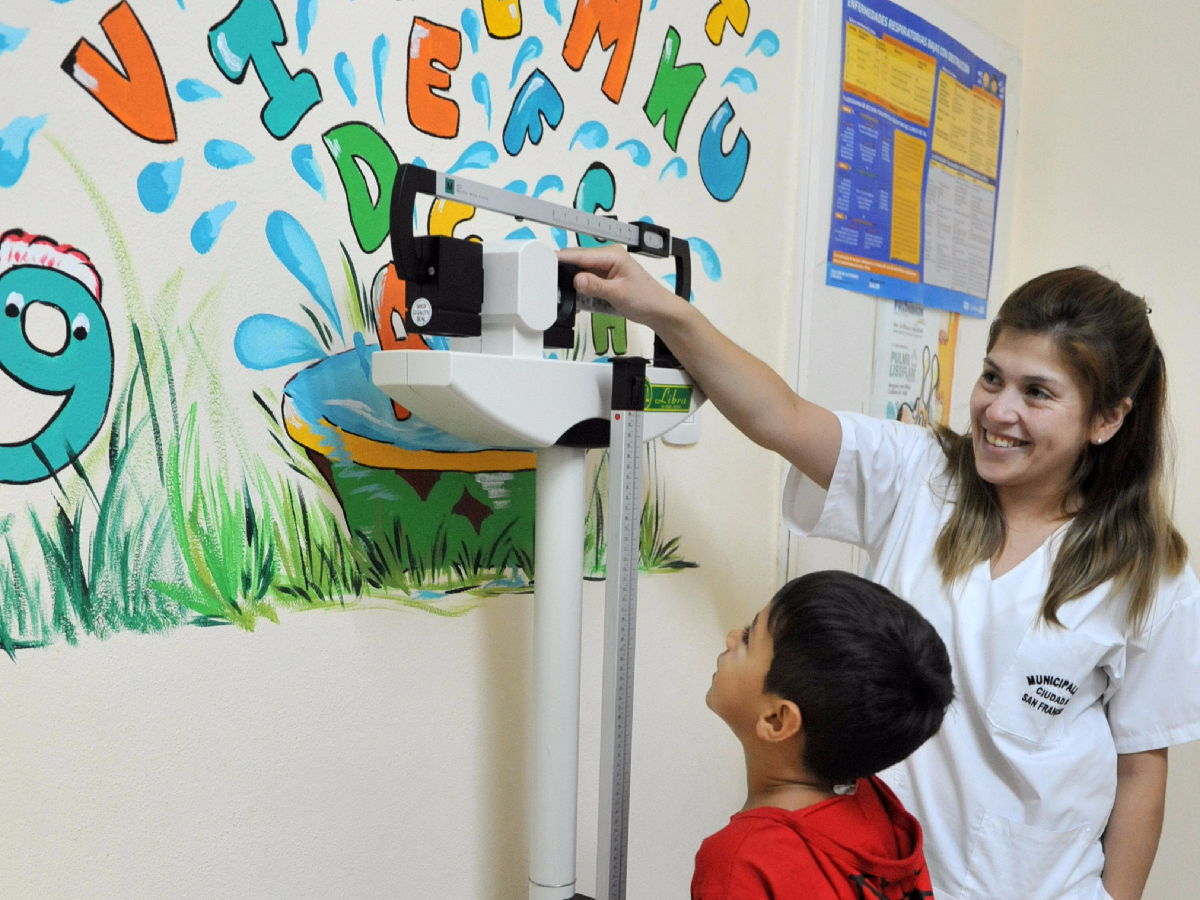 Realizan certificados de salud: Menos horas de sueño y problemas por las pantallas en niños y adolescentes