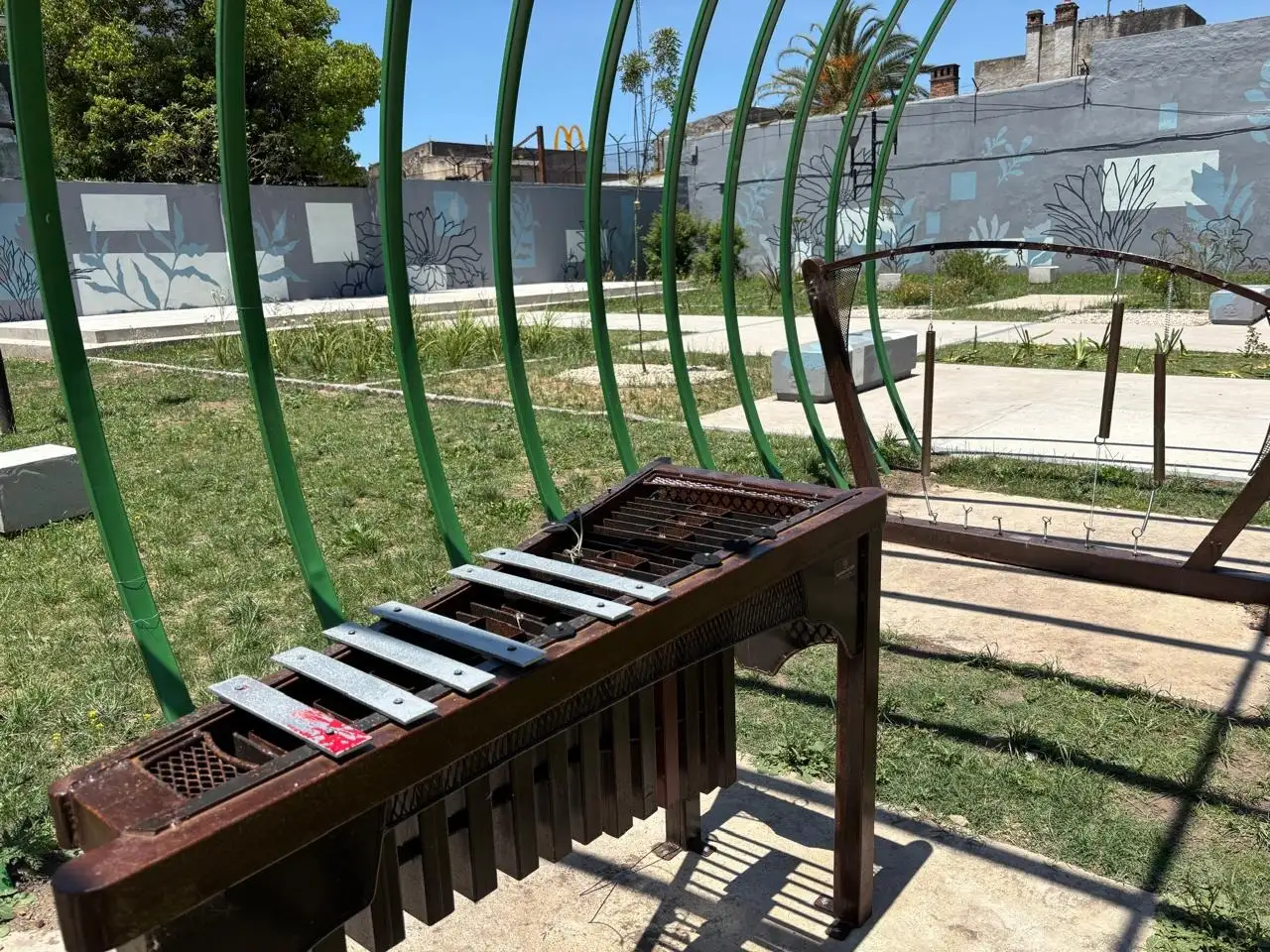 El área de Espacios Verdes Públicos del Municipio deberá intervenir para reparar los juegos, lo que implica destinar tiempo, recursos y personal.