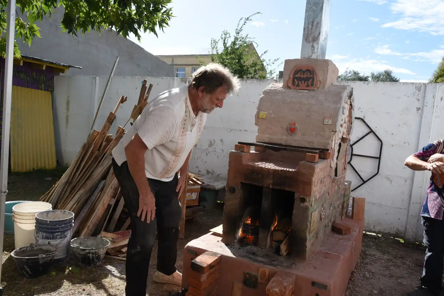 El horno, que permanecerá en la Escuela Municipal de Artes y Oficios, fue realizado en el marco de un encuentro nacional de ceramistas.