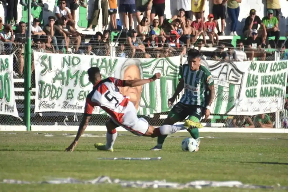 Insólito: Le robaron la gorra a un arquero de Bahía Blanca en pleno partido