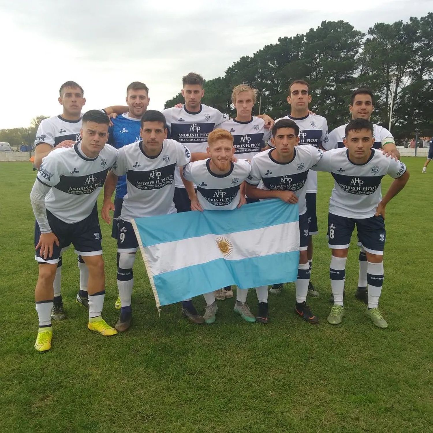 Gimnasia igualó con Ferro en un emotivo partido.