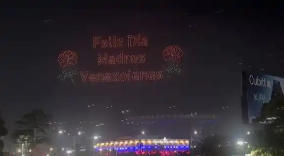 ¡EN HONOR A LAS MADRES! Más de mil drones chinos volvieron a iluminar la noche caraqueña