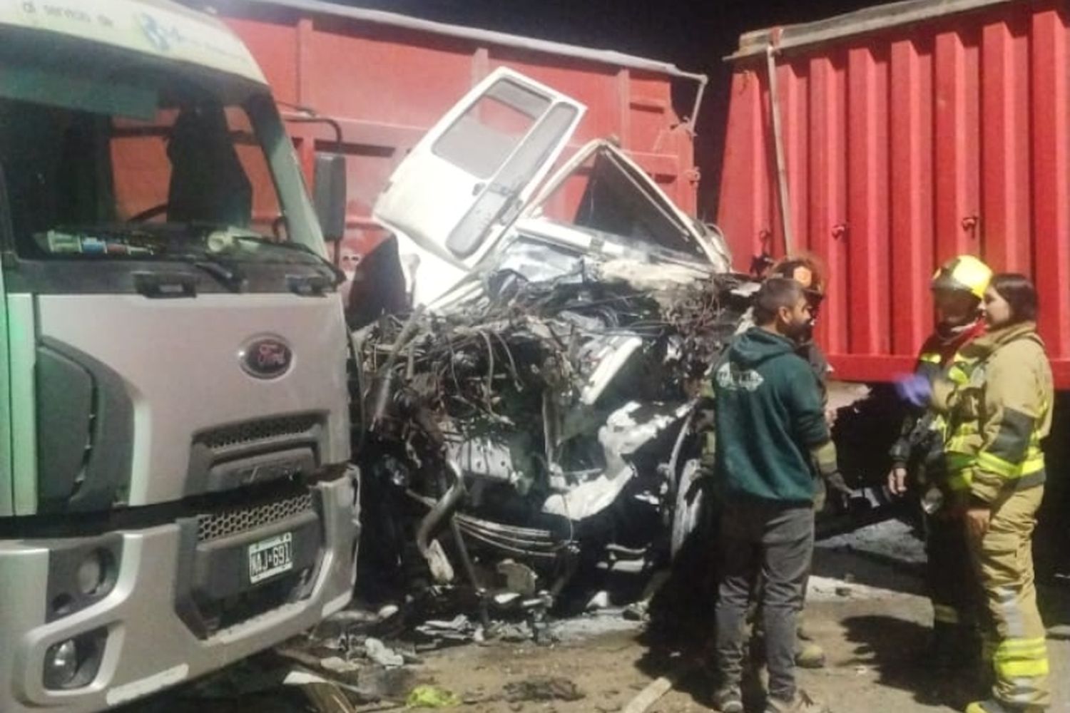 Fuerte choque entre camiones al norte de Rosario: hay un herido grave