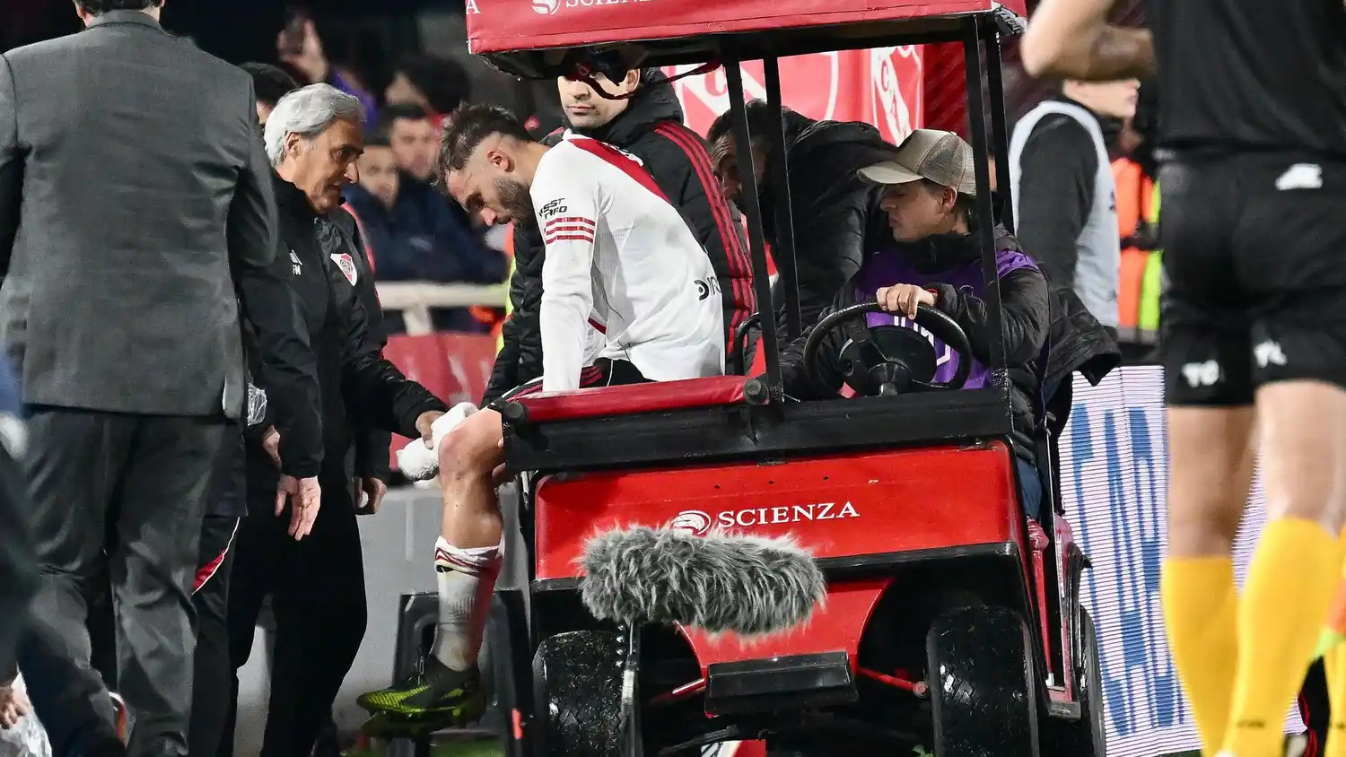 Pezzella se lesionó jugando contra Independiente, en Avellaneda.