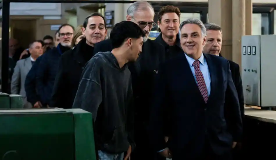 Llaryora defendió el rol de la educación técnica en el desarrollo industrial.