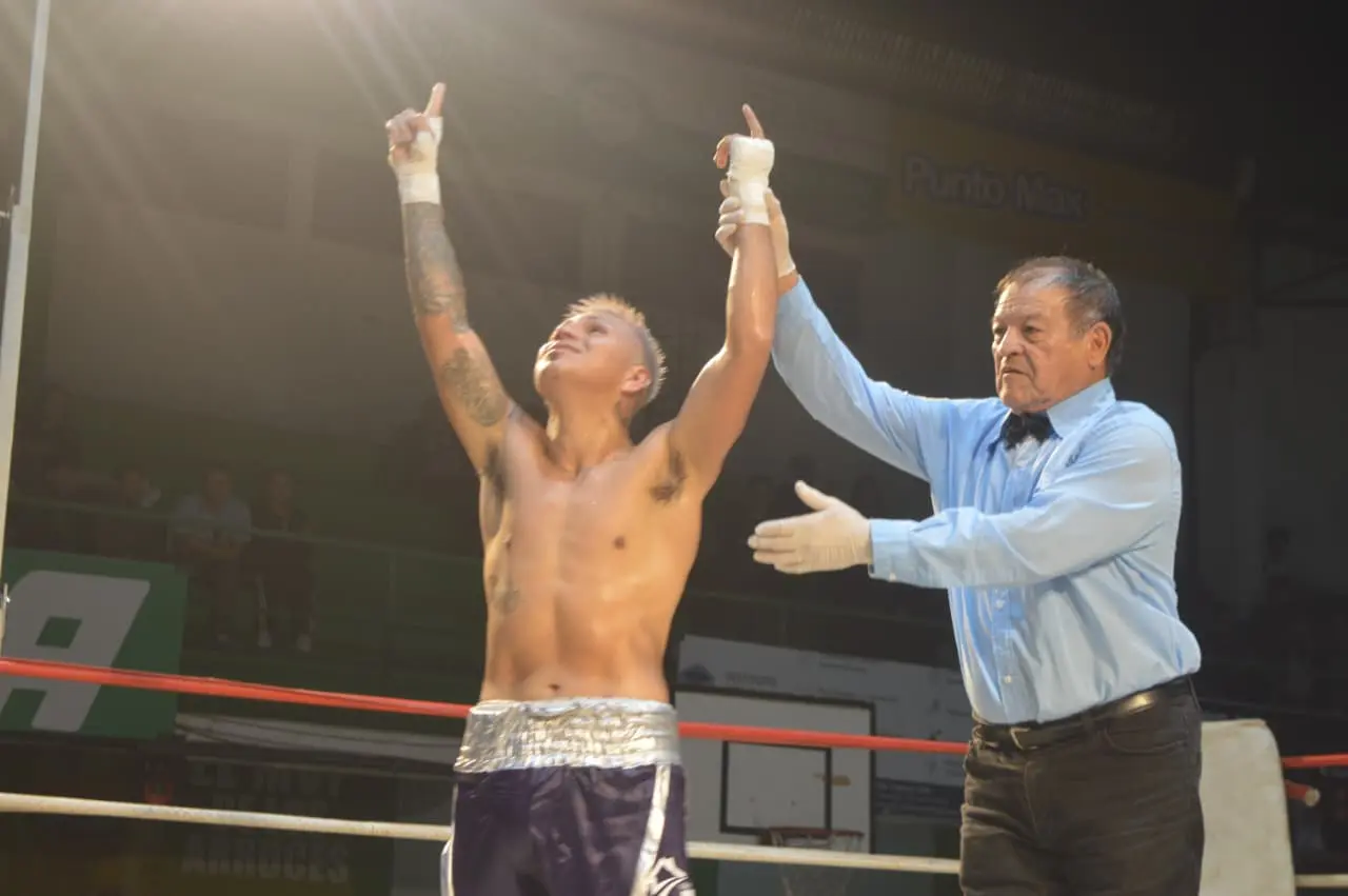 Santiago Bazán se impuso en una gran velada boxística