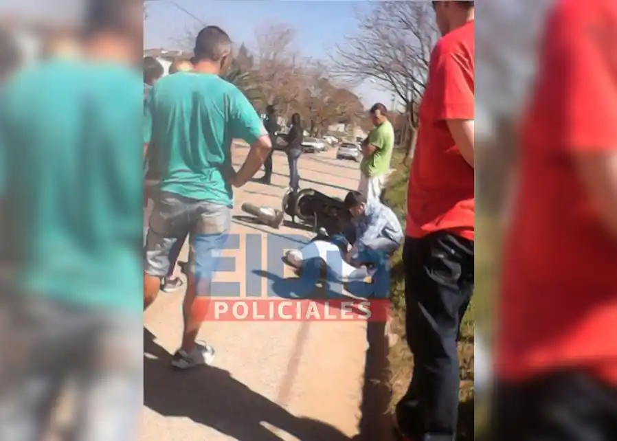 Se le quebró la horquilla de la moto y sufrió fractura de cráneo