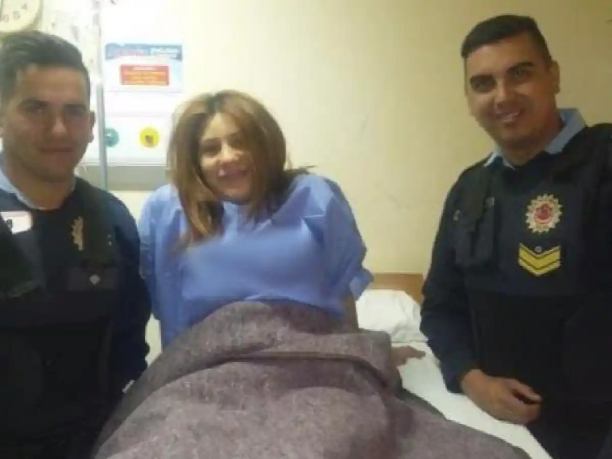 Policías asistieron a una mujer que llevaban a dar a luz