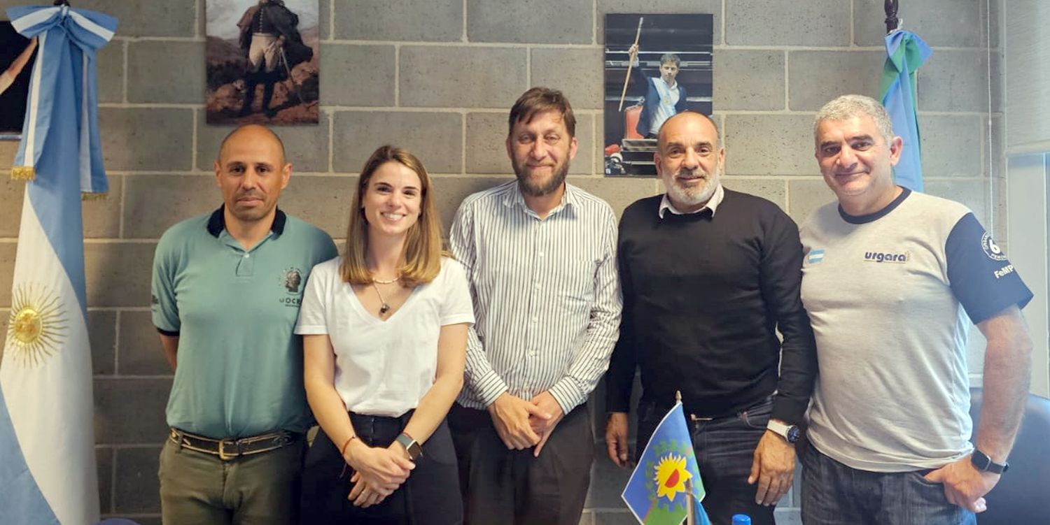 En La Plata. Sergio Franqui y Juan Carlos Peralta con Diego Menéndez