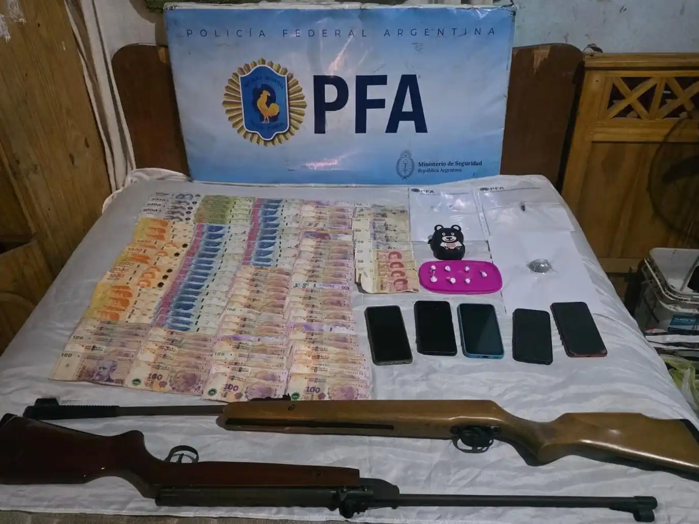 En el domicilio de calle Antártida Argentina se secuestraron rifles de aire comprimido, dinero en efectivo y celulares, entre otros objetos.