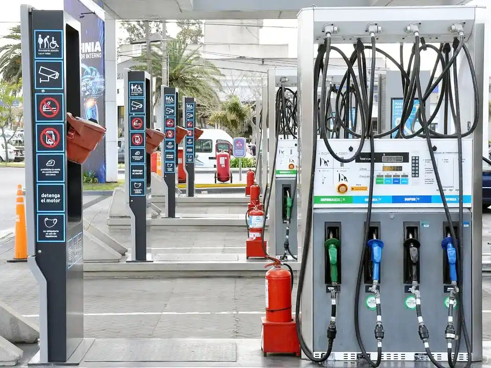 El Gobierno postergó parte del aumento de impuestos a los combustibles hasta abril