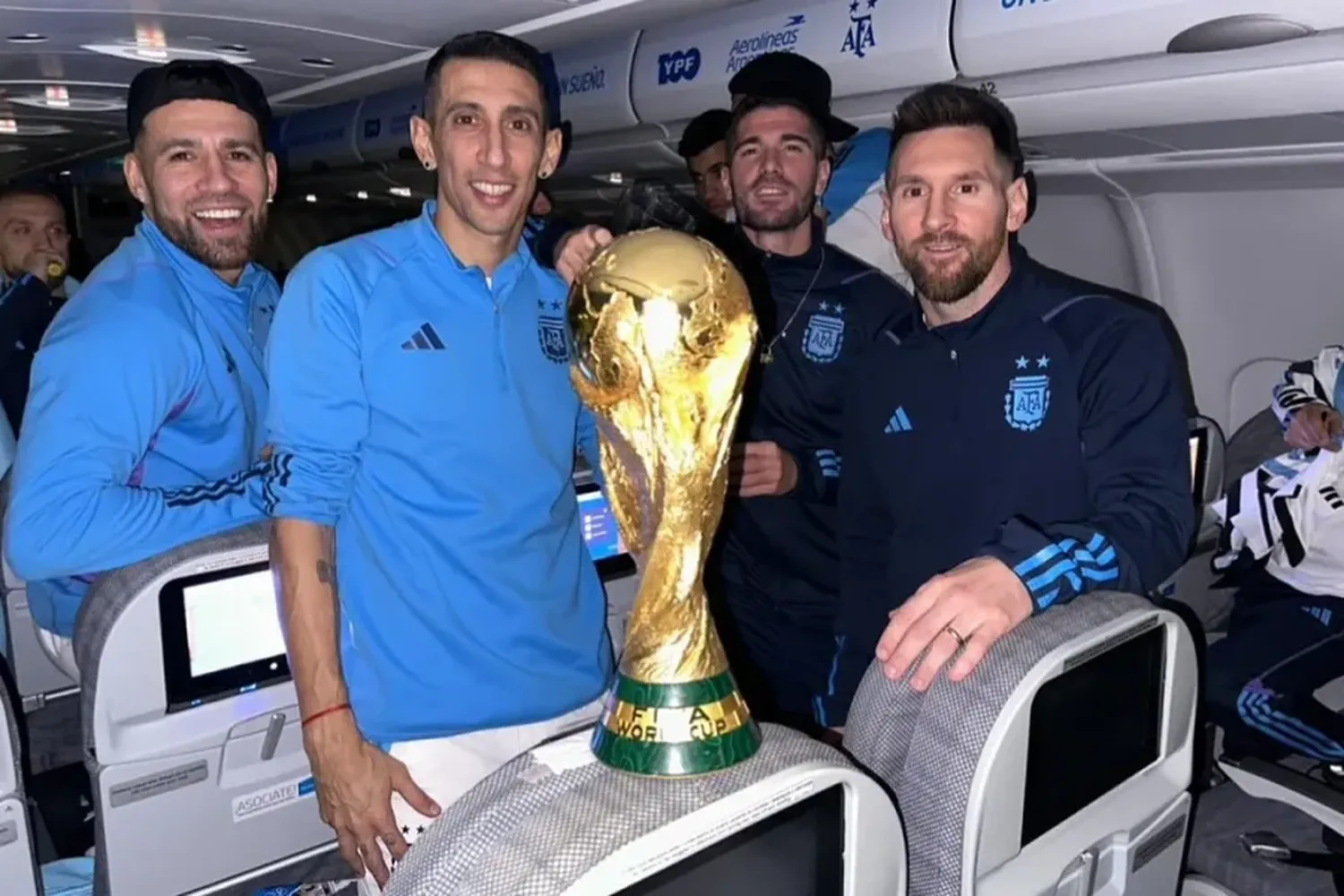 El emotivo posteo de Messi con fotos en el avión volviendo del Mundial de Qatar