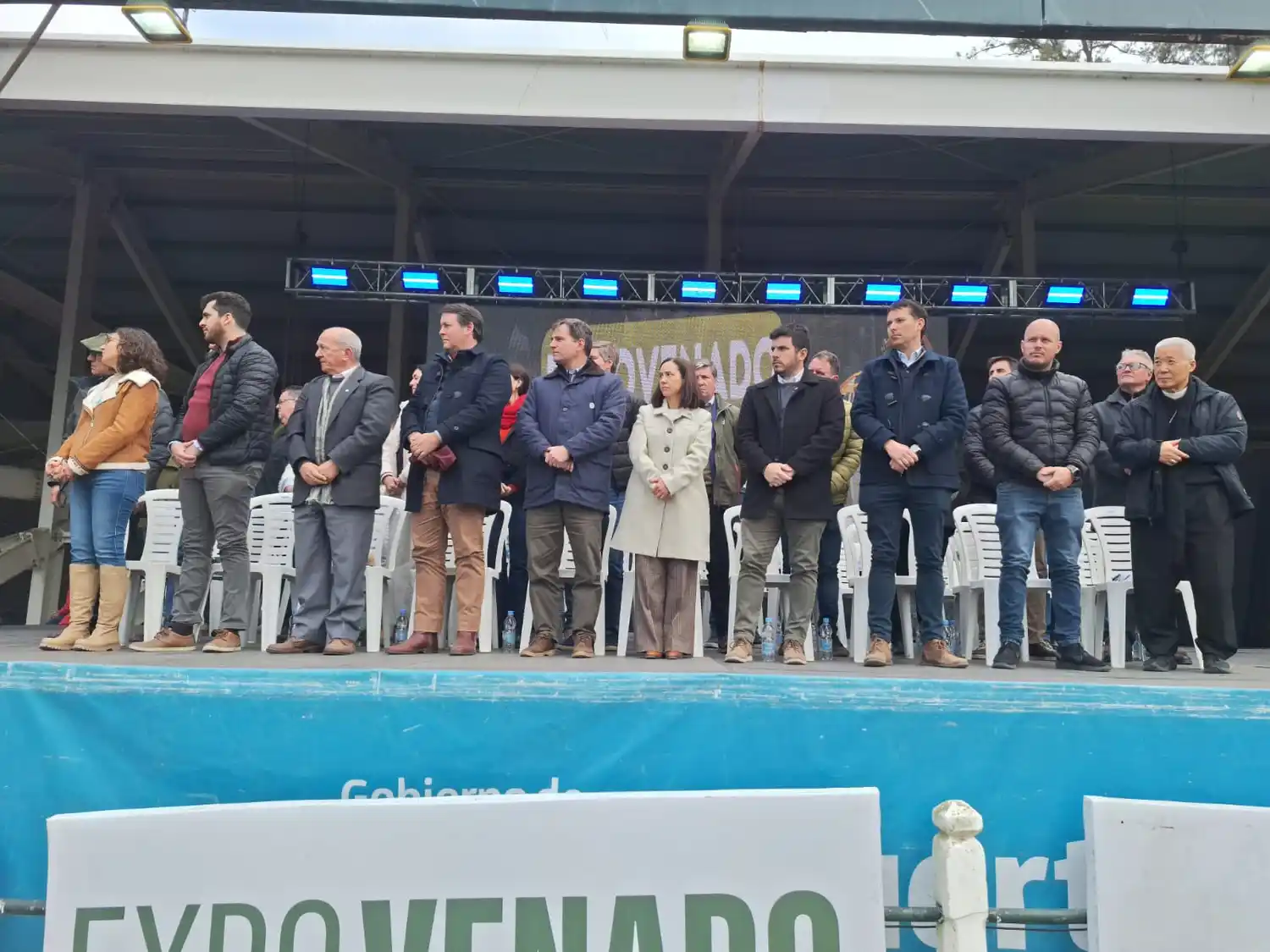 Las autoridades presentes en el momento del Himno Nacional. Fotos: Sur24