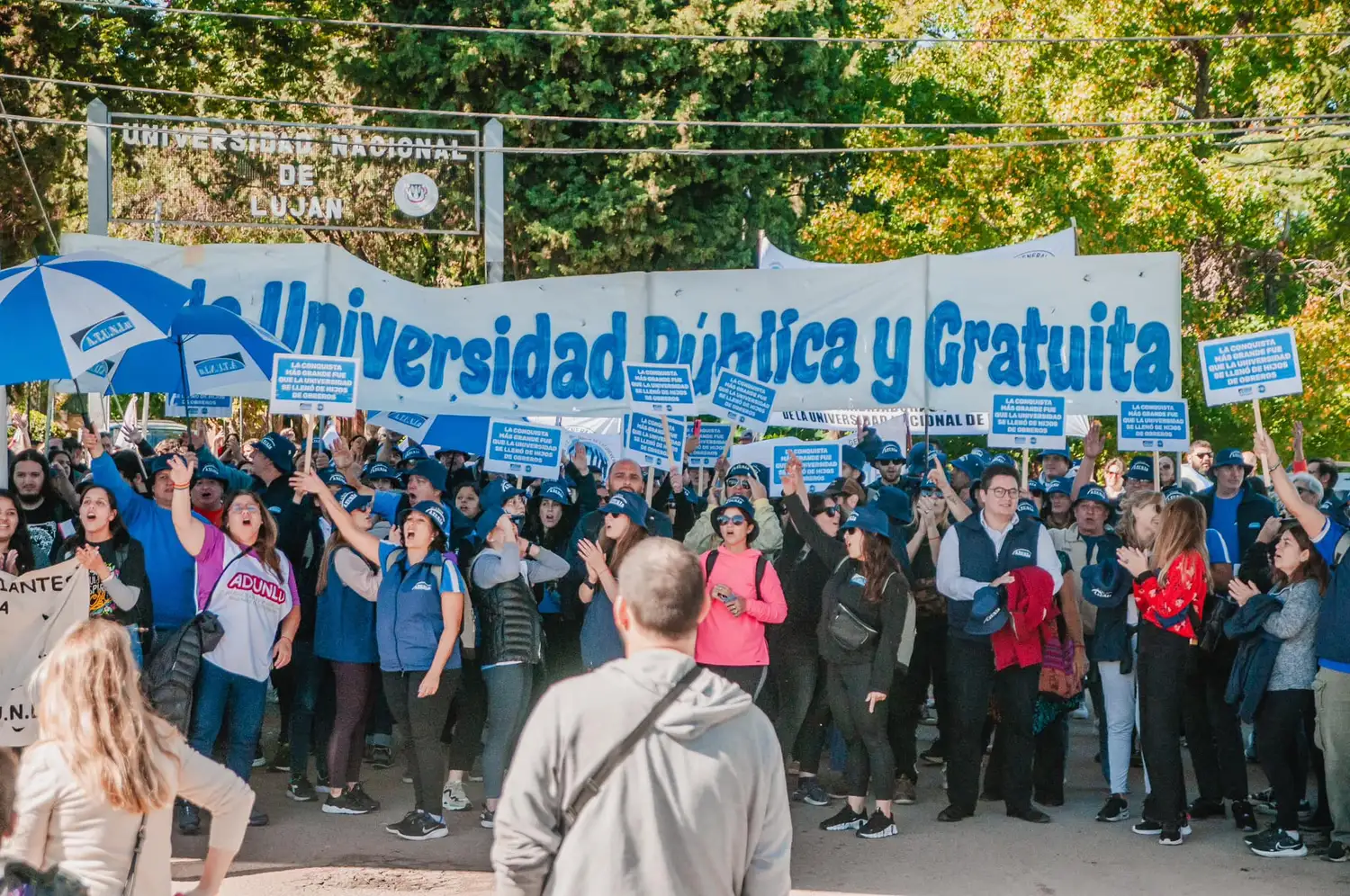 Abrazo en UNLU