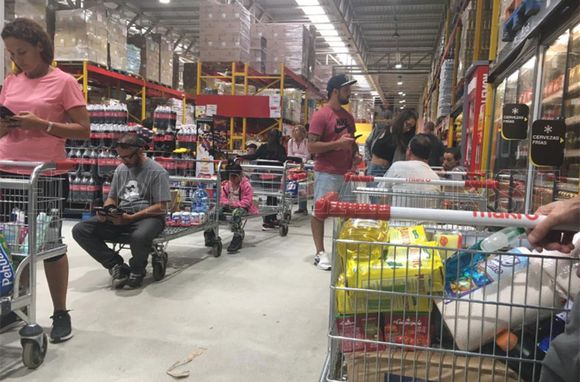 Marplatenses "arrasan" las góndolas de los supermercados