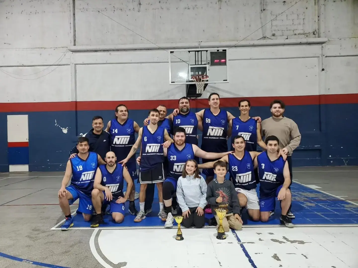 El plantel campeón de Pescadores de la división +35 de Debanba, la liga local de básquet.