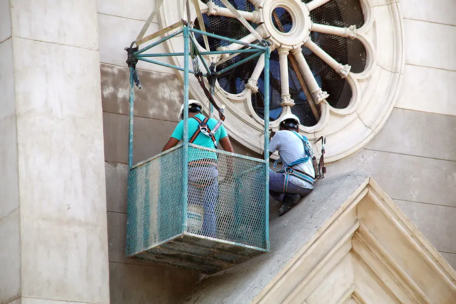 Ultimos trabajos en la fachada de la parroquia Del Carmen