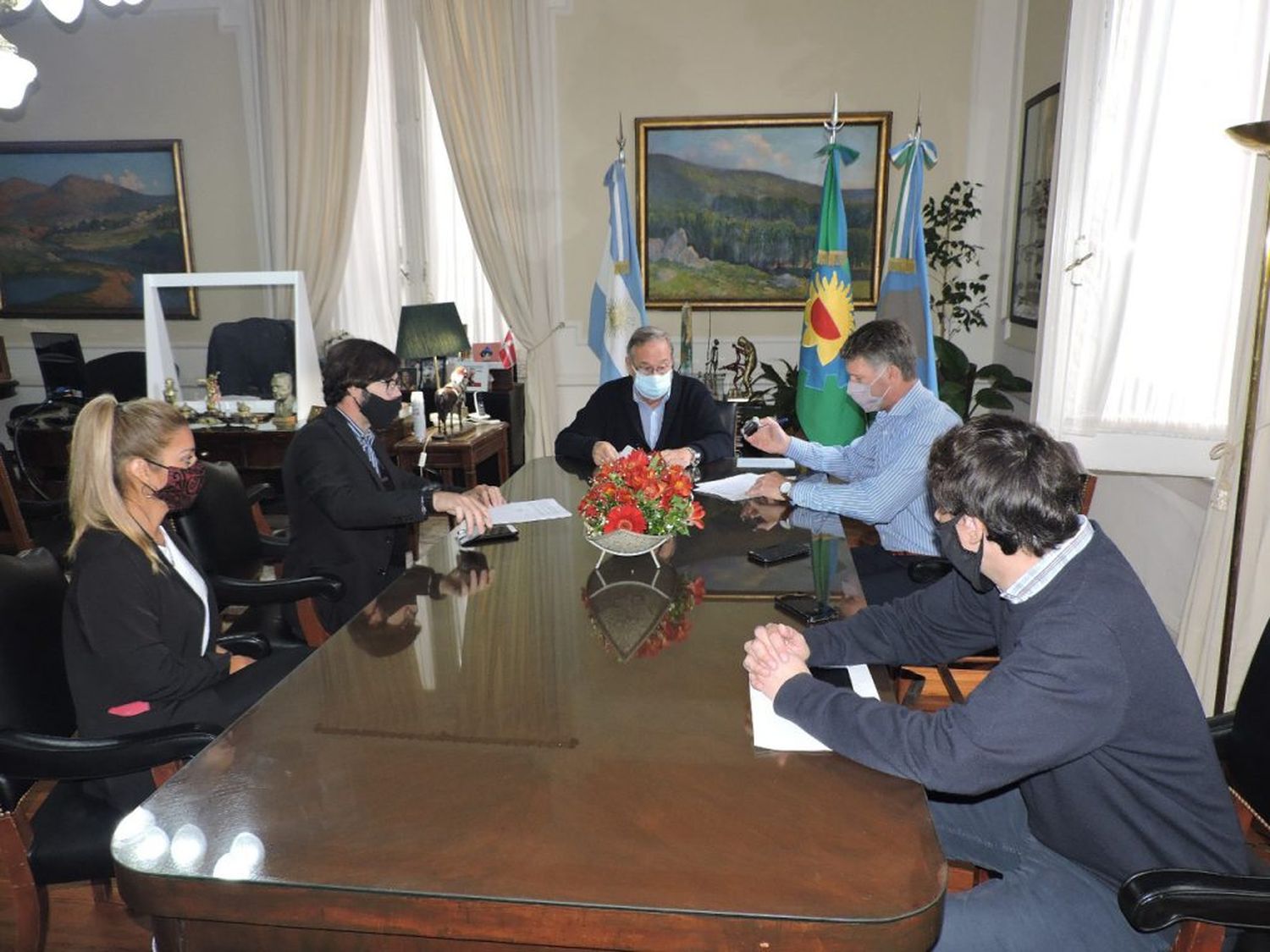 Lunghi firmó contratos para un nuevo jardín maternal y obras en diferentes escuelas de la ciudad