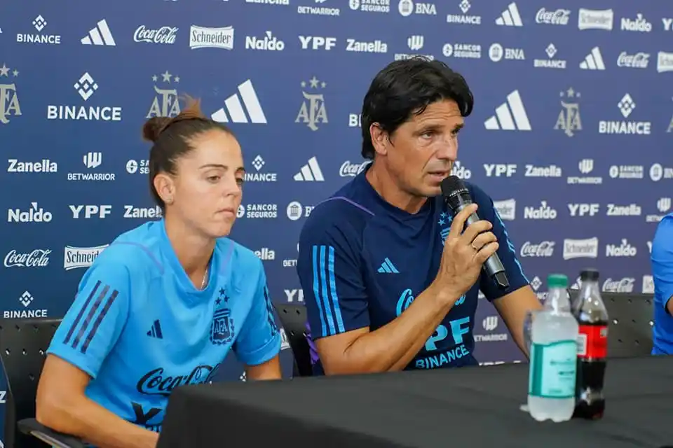 Mariana Larroquette y Portanova, en la presentación del amistoso de hoy en La Rioja.