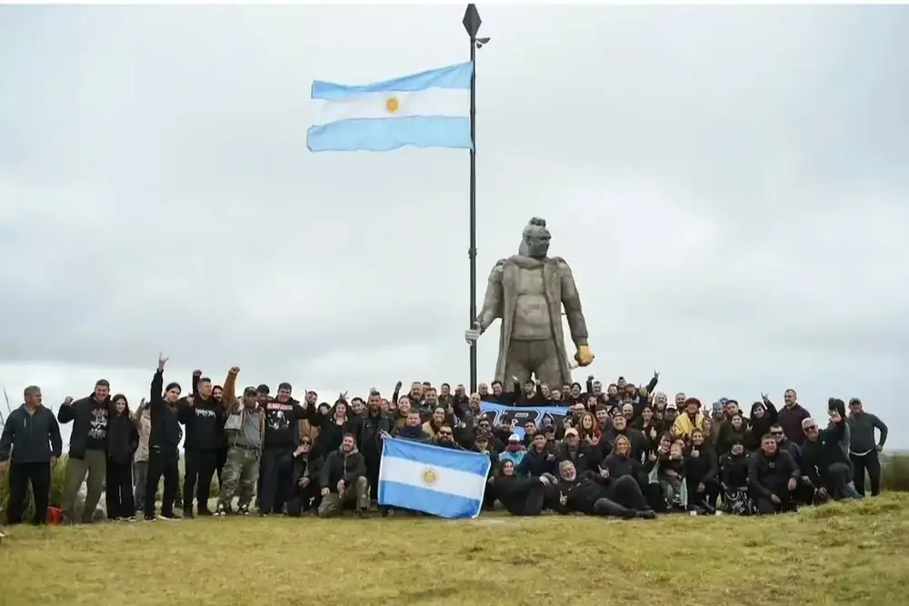 Los fans de Iorio reunidos junto a su monumento en Coronel Suárez.