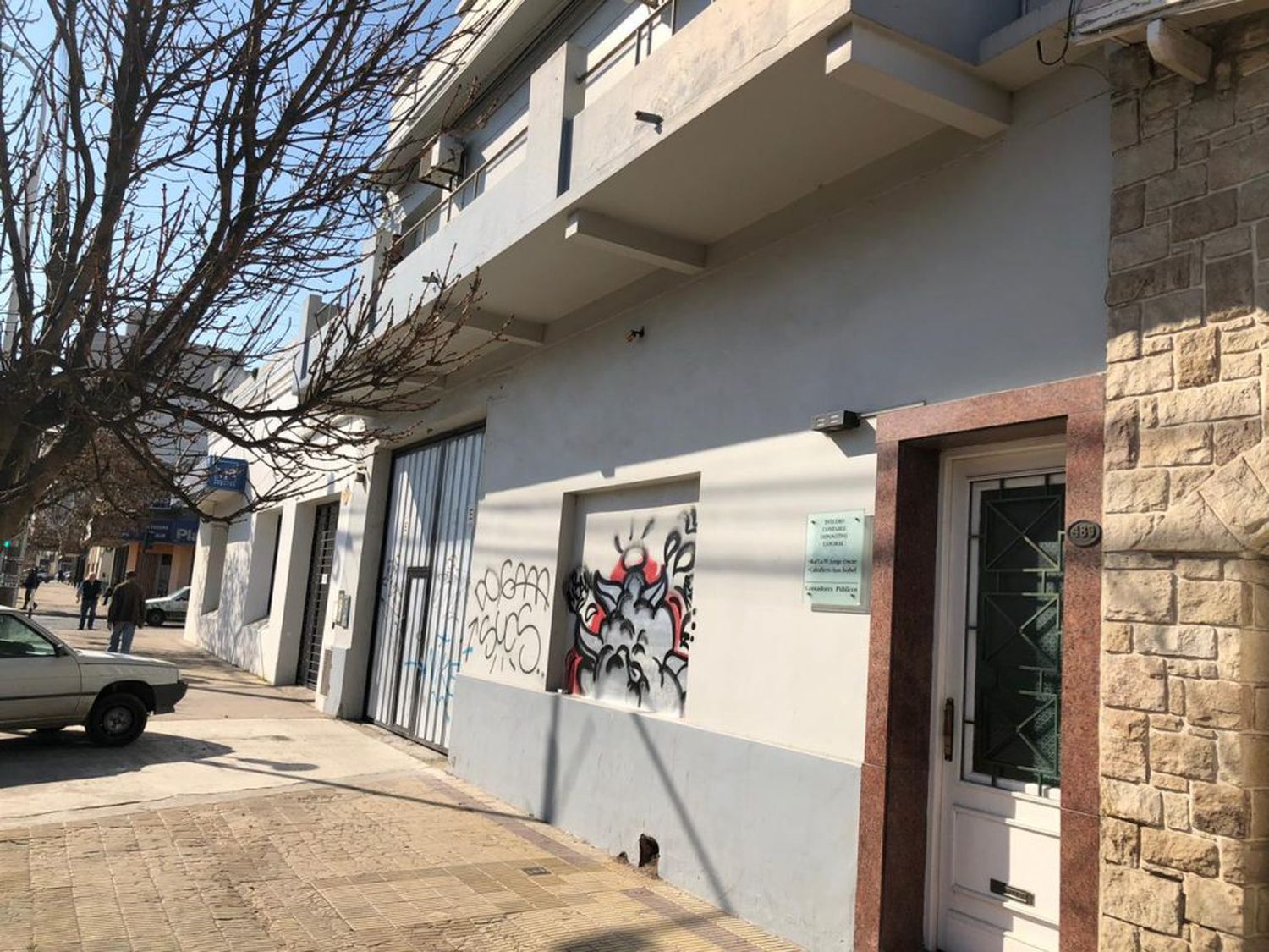 Hicieron un boquete en el techo y robaron dinero de un estudio contable