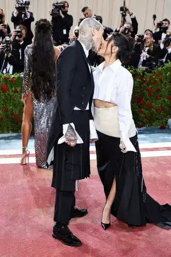 Travis Barker y Kourtney Kardashian en la Met Gala. Foto AFP
